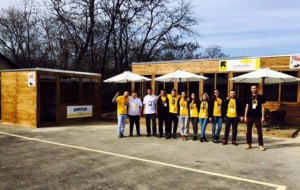 Të rinjtë shqiptarë hapin kafene për refugjatët, gjithçka falas
